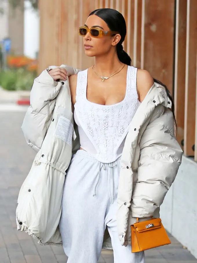 [Bintang] Pencinta Gaya Quirky, Coba Pakai Kacamata Bentuk Kapsul yang Semakin Trendy Ini