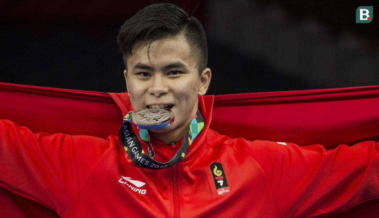 Atlet Wushu, Edgar Xavier, melakukan selebrasi usai meraih medali perak pada nomor Cangquan putra Asian Games di JIExpo, Jakarta, Minggu, (19/8/2018). Edgar Xavier berhasil meraih perak dengan angka 9.72. (Bola.com/Vitalis Yogi Trisna)