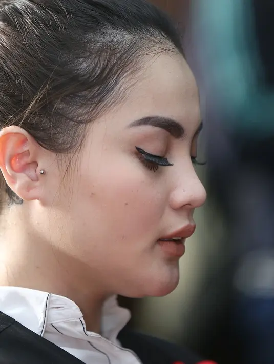 Jedun yang saat pembacaan tuntutan mengaku tidak puasa, meminta maaf kepada media kalau selama ini mengecewakan atau tersakiti. Sambil mengusap air mata, ia kembali mengucapkan maaf pada suami dan anaknya. (Nurwahyunan/Bintang.com)