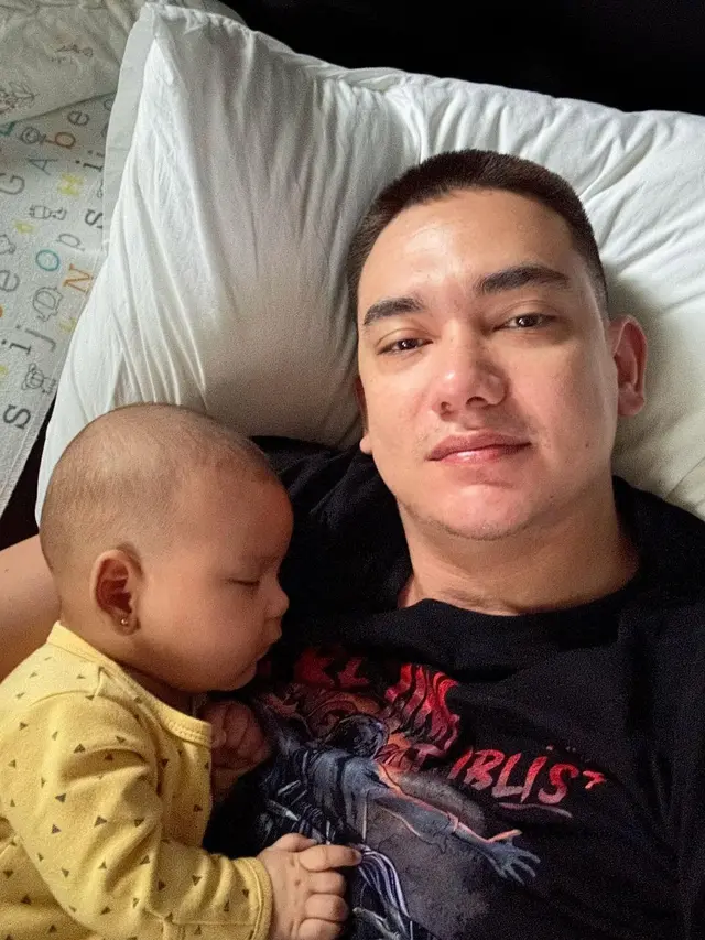 [Fimela] Adipati Dolken bersama anaknya