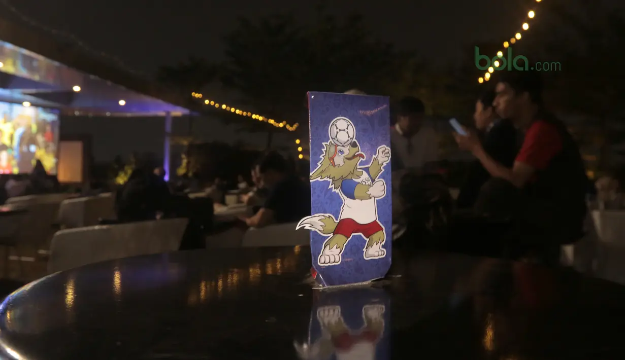Maskot Piala Dunia 2018 pada acara Nobar Gratis di Sky Garden, Novotel Tangerang. (14/7/2018). Novotel menghadirkan Nobar Gratis untuk fans bisa merasakan sensasi Piala Dunia 2018. (Bola.com/Nick Hanoatubun)