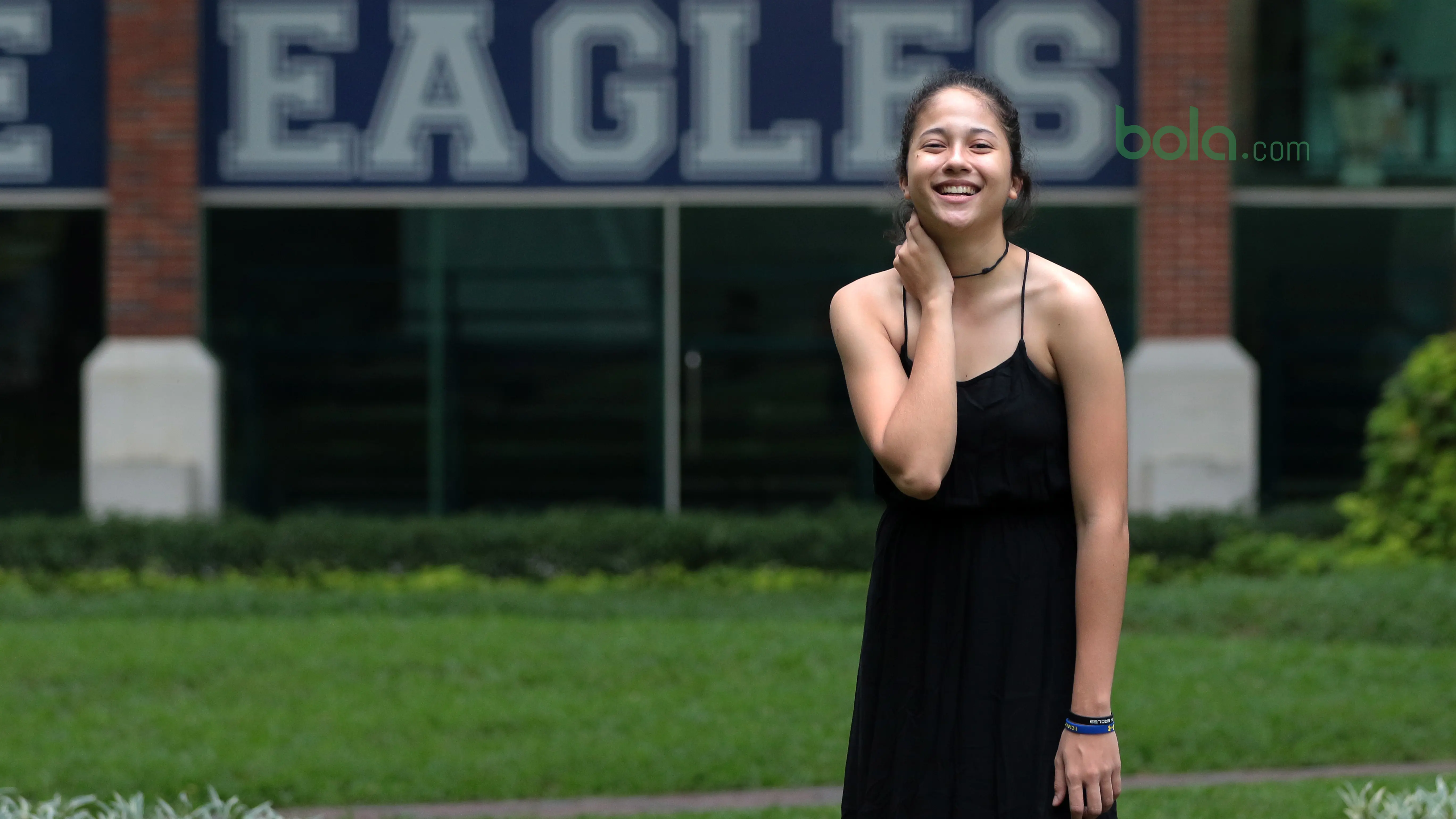 Sitha Marino pebasket cantik yang bermain untuk klub Sahabat Semarang saat mengikuti sesi foto bersama Bola.com di Universitas Pelita Harapan, Karawaci, Tangerang, (23/2/2018). (Bola.com/Nick Hanoatubun)