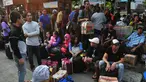 Jelang Lebaran, sejumlah pemudik memadati terminal Grogol, Jakarta, Senin (21/7/14. (Liputan6.com/Johan Tallo) 