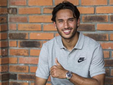 Striker Timnas Indonesia U-22, Ezra Walian, hadir namun belum mengikuti latihan di Lapangan SPH Karawaci, Banten, Kamis (10/8/2017). Latihan dilakukan sebagai persiapan jelang SEA Games 2017 Malaysia. (Bola.com/Vitalis Yogi Trisna)