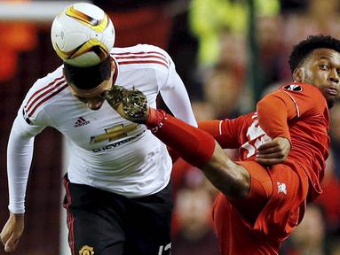 Kaki dari striker Liverpool, Daniel Sturridge, mengenai kepala dari bek Manchester United, Chris Smailing, pada leg pertama babak 16 besar Piala Europa di Stadion Anfield, Kamis (10/3/2016). (Reuters/Phil Noble)