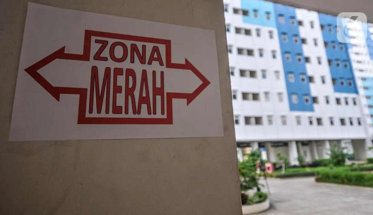Tanda 'Zona Merah' tertempel pada salah satu tower Rusun Nagrak, Cilincing, Jakarta Utara, Selasa (15/6/2021). Rencananya, Tower 1-5 Rusun Nagrak akan menjadi tempat isolasi pasien COVID-19. (merdeka.com/Iqbal S. Nugroho)