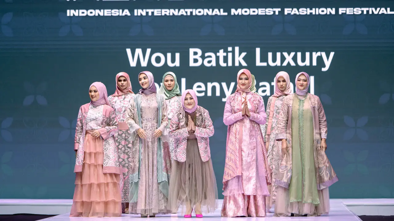 Debut Batik dalam Nuansa Glamor Karya Leny Rafael di ISEF 2022
