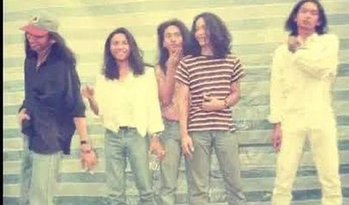 Foto lawas Anang hermansyah langsung banjir komentar dari netizen. Mereka menuliskan berbagai komentar di postingan Anang.<br>