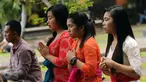 Umat Hindu memanjatkan doa saat perayaan Nyepi di Pura Aditya Jaya, Rawamangun, Jakarta, Selasa (28/3). Nyepi dirayakan dengan melakukan kegiatan keagamaan di pura. (Liputan6.com/Helmi Fithriansyah)