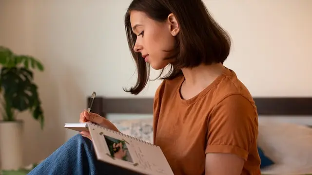 illustrasi wanita sedang journaling