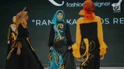 Model mengenakan busana rancangan Lia Afif bertajuk "Rancakaroros Resitala" pada ajang Indonesia Fashion Week (IFW) 2019 di Jakarta Convention Center, Kamis (28/3). Lia Afif baru saja merilis 12 koleksi busana terbarunya menggunakan kain batik dari Kutai Timur. (Liputan6.com/Faizal Fanani)