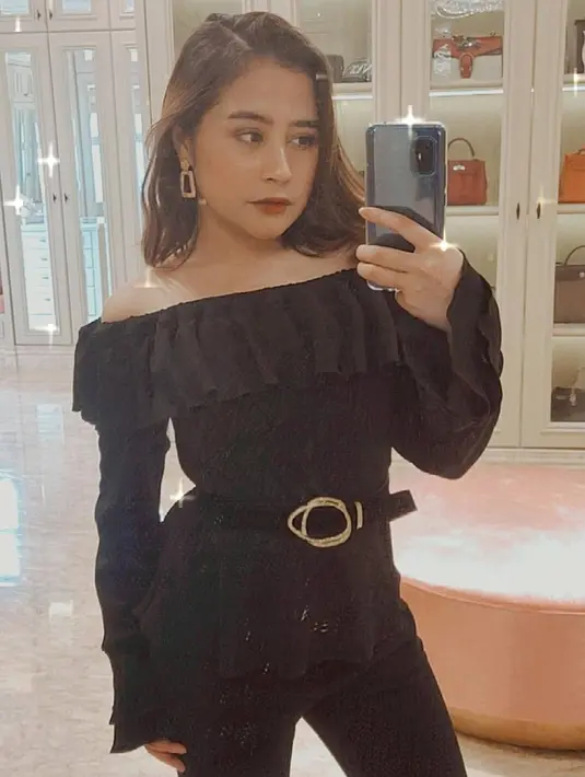 "Awal-awalnya mereka kaget banget tapi lama kelamaan pas aku jelasin kenapa punya pemikiran itu, terus akhirnya berubah, 'Ok, aku mau nikah tapi umur 30 ya, enggak mau cepat-cepat, jangan dipaksa, dan pilihan aku terserah, aku punya standar sendiri'," paparnya. (Instagram/prillylatuconsina96)