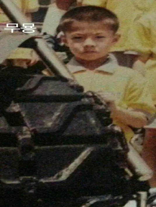 Dalam fotonya selagi masih TK, Sehun nampak gemas dengan potongan rambut cepak ala tentara dan tubuhnya yang mungil. (Soompi/Bintang.com)