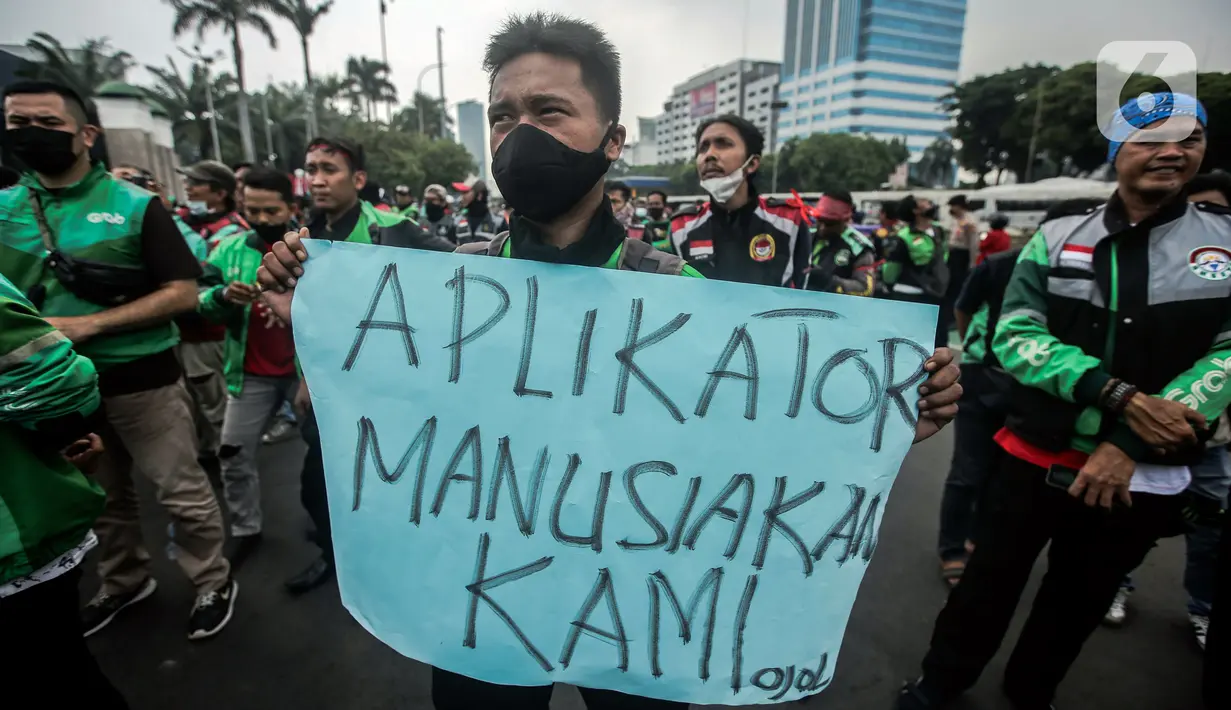 Pengemudi ojek online yang tergabung dalam Koalisi Ojol Nasional menggelar aksi di depan Gedung DPR RI, Jakarta, Senin (29/8/2022). Ratusan pengemudi ojek online tersebut menuntut beberapa hal di antaranya payung hukum dan legalitas profesi ojek online serta revisi potongan komisi pendapatan mitra. (Liputan6.com/Faizal Fanani)
