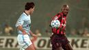 5. George Weah (AC Milan), cepat dan lincah menjadi keunggulan penyerang asal Liberia ini. Dirinya merupakan pemain asal benua Afrika pertama yang berhasil meraih gelar Ballon d'Or. (AFP/Gerard Julien) 