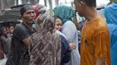 Keluarga korban menangis histeris saat jenazah diambil dari reruntuhan bangunan di daerah yang terkena gempa bumi di Mamuju, Sulawesi Barat, Jumat (15/1/2021). Setidaknya 34 orang meninggal dunia akibat gempa dahsyat tersebut. (AP Photo/Yusuf Wahil)