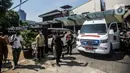Mobil ambulans yang membawa jenazah almarhum Menpan RB Tjahjo Kumolo dibawa menuju Rumah Dinas Widya Candra dari Rumah Sakit Abdi Waluyo, Jakarta, Jumat (1/7/2022). Tjahjo Kumolo meninggal dunia di RS Abdi Waluyo karena sakit infeksi paru-paru yang diderita. (Liputan6.com/Faizal Fanani)