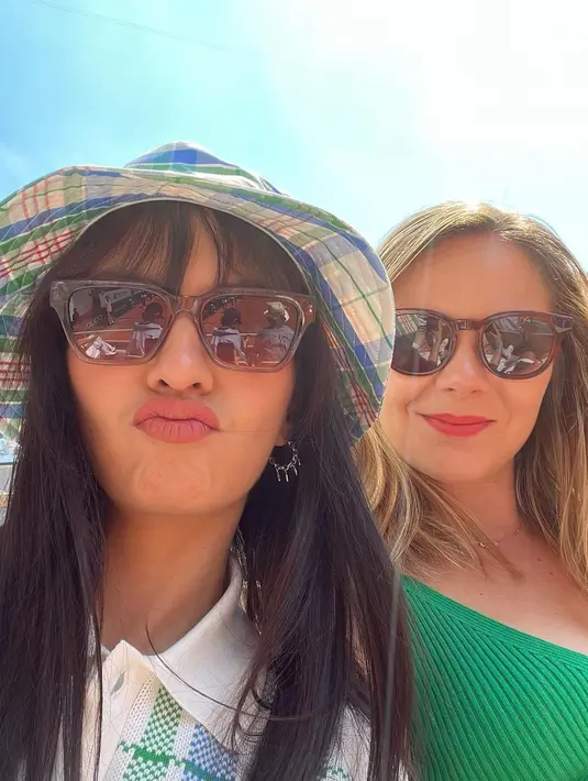 Tak lupa ia mengenakan sunglasses untuk melengkapi looks-nya yang chic dan classy. [Instagram @ralineshah]