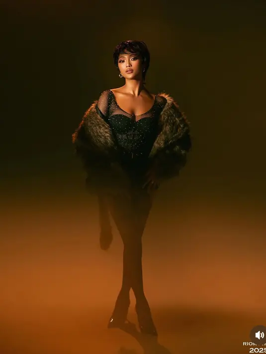 Fashion Stylist Christio, memilih gaya buaana glam untuk Marion. Marion mengenakan jumpsuit hitam dihiasi beads dari Joerdana.  [@riomotret]