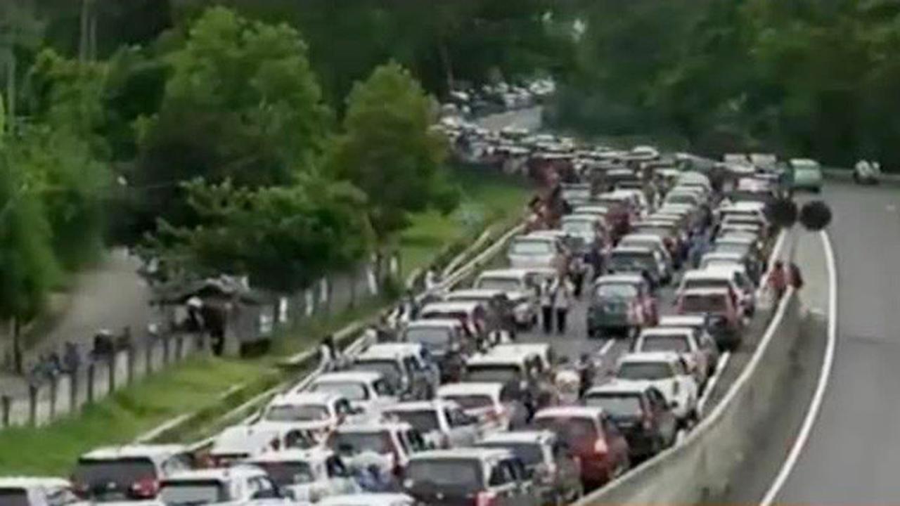 Kemacetan di Puncak Bogor hingga Perayaan Earth Hour 
