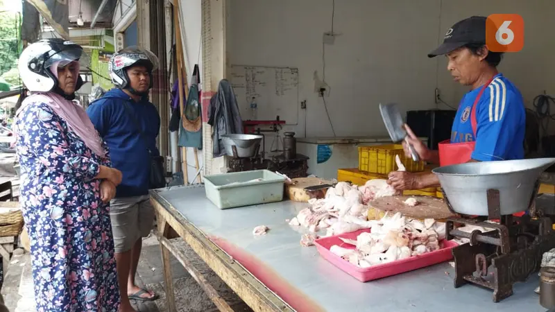 Harga daging ayam jelang nataru di pasar induk Banyuwangi mulai merangka naik (Hermawan Arifianto/Liputan6.com)
