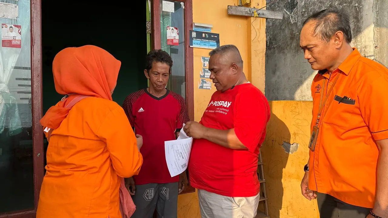 Pos Indonesia melakukan penyaluran Bansos Sembako dan PKH di kepulauan di Sulawesi Selatan (Istimewa)