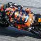 Pebalap Red Bull KTM Factory, Johann Zarco, saat beraksi pada tes pramusim MotoGP 2019 di Sirkuit Sepang, Kamis (7/2). Pada tes pramusim kali ini Maverick Vinales menduduki posisi pertama dengan catatan waktu 1 menit 58.897 detik. (AFP/Mohd Rasfan)