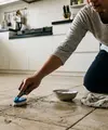 Cara Membersihkan Nat Lantai Dapur yang Menghitam agar Kembali Cerah. (AI Generated)