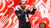 John Legend tampil pada ajang penghargaan Latin Grammy Awards 2022 di Michelob Ultra Arena, Las Vegas, Nevada, Amerika Serikat, 17 November 2022. (Kevin Winter/Getty Images for The Latin Recording Academy/AFP)