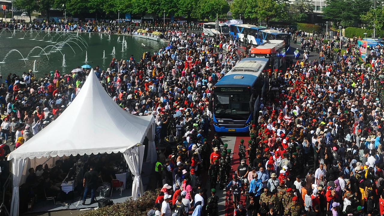Antusiasme Ribuan Orang Padati Panggung Pesta Rakyat Pelantikan Prabowo di Bundaran HI
