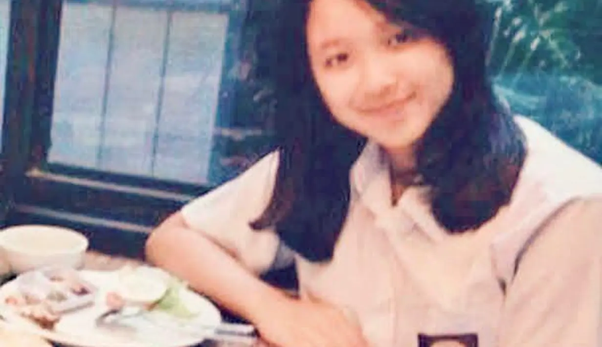 Dita Karang, member Secret Number belum lama ini trending topik di Twitter. Hal itu bermula dari unggahan netizen di akun base @starfess yang membagikan foto lawasnya saat memakai seragam SMA. (Twitter/starfess).