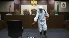 Petugas Palang Merah Indonesia saat melakukan penyemprotan cairan disinfektan di salah satu ruang sidang Pengadilan Negeri Jakarta Pusat, Rabu (18/3/2020). Penyemprotan cairan disinfektan untuk mencegah penyebaran virus corona COVID-19. (Liputan6.com/Helmi Fithriansyah)
