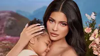 Kylie Jenner dan sang putri, Stormi membintangi produk kosmetik barunya yang dirilis 1 Februari 2020. (dok. Instagram @kyliecosmetics/https://www.instagram.com/p/B7efiklnr_x//Adhita Diansyavira)