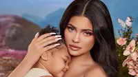 Jelang Ulang Tahun ke-2, Putri Kylie Jenner Bintangi Produk Kosmetik