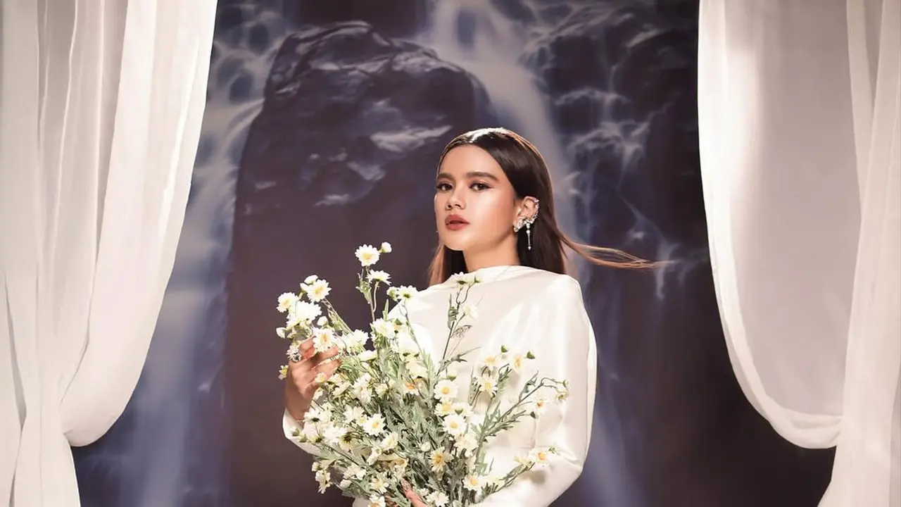 Audi Marissa Bak Dewi dalam Balutan Gaun Backless Putih yang Memesona di Pemotretan Terbaru