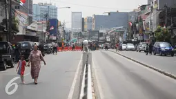 Jalan di Kampung Pulo terlihat sepi usai bentrok antara warga dengan Satpol PP, Jakarta, Jumat (21/8/2015). Sebelumnya, warga bersikeras menolak penggusuran rumah mereka oleh petugas Satpol PP. (Liputan6.com/Gempur Surya)
