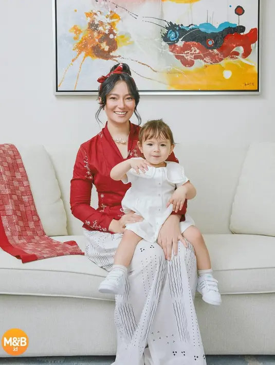 Berganti busana, Asmirandah tampil anggun dengan kebaya merah dan bawahan kain putih. Kali ini, ia memilih untuk mencepol rambutnya dengan pita merah. Chloe juga tak kalah cantik berbalut dress putih. Keduanya kompak berpose manis penuh keceriaan menyambut HUT ke-77 RI. (Liputan6.com/IG/@asmirandah89)