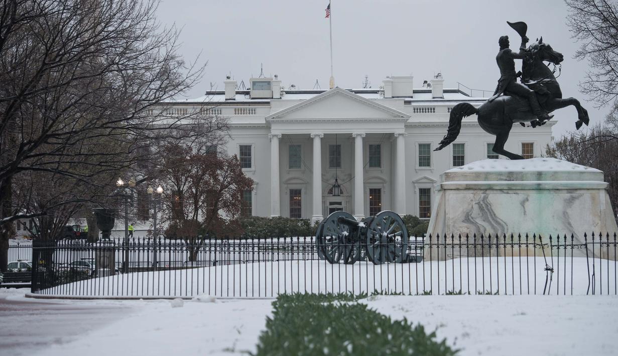 Gedung Putih terlihat dari Lafayette Square di Washington, DC, saat badai salju, Selasa (14/3). Badai salju menerjang kawasan Amerika Serikat timur laut, dari West Virginia hingga Maine, menyebabkan hujan salju lebat di sejumlah tempat (NICHOLAS KAMM/AFP)