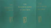 Buku edisi pertama The Guinness Book of Records. (IBTimes)