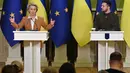 Presiden Ukraina Volodymyr Zelensky (kanan) dan Presiden Komisi Eropa Ursula von der Leyen memberikan konferensi pers bersama setelah pembicaraan di Kyiv, Kamis (2/2/2023). Sebanyak 16 komisaris Uni Eropa (UE), termasuk Presiden Komisi Eropa Ursula von der Leyen, Kepala Urusan Kebijakan Luar Negeri UE Josep Borrel, dan Presiden Dewan UE Charles Michel, akan menggelar pertemuan dengan para menteri Ukraina di Kyiv. (Sergei SUPINSKY/AFP)