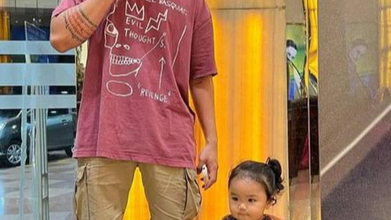 Momen ini tidak hanya muncul sekali dalam kolom komentar Krisjiana. Netizen telah lama memuji penampilannya yang tampan.