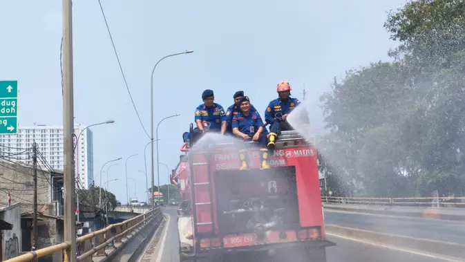 Kurangi dampak polusi udara di Kota Tangerang, sebanyak 20 armada tempur dan tangki air mengintensifkan penyemprotan jalan protokol di wilayah tersebut, Kamis (24/8/23).