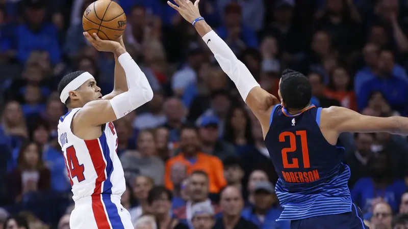 Tobias Harris melepaskan tembakan saat Pistons menghadapi Thunder