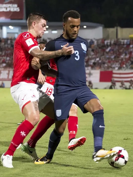 Pemain Inggris, Ryan Bertrand (kanan) berusaha menerobos petahanan pemain Malta, Bjorn Kristensen pada laga grup F kualifikasi Piala Dunia 2018 di  Ta Qali stadium, Valletta, Malta, (1/9/2017). Inggris menang 4-0. (AP/Rene Rossignaud)