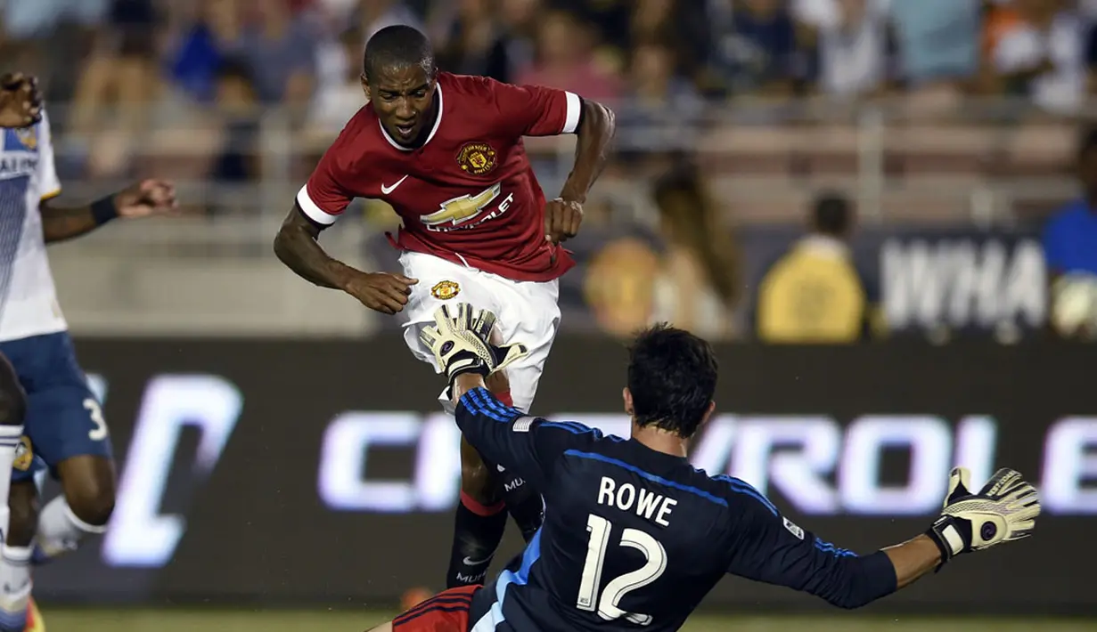 Penjaga gawang LA Galaxy, Brian Rowe (12), mencoba menahan tendangan gelandang Manchester United, Ashley Young, saat berlaga di Rose Bowl, Kalifornia, (23/7/2014). (REUTERS/Lucy Nicholson)