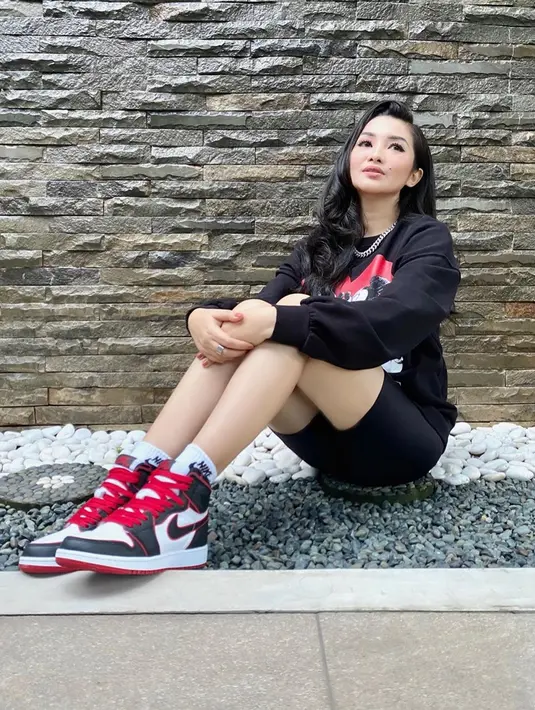 Meski di kesehariannya sering tampil dengan gaya sporty dan simpel, istri Hendra Sumendap tersebut tetap terlihat fashionable. Seperti yang satu ini, ia memilih tampil dengan busana serba hitam dan sneakers yang senada. (Liputan6.com/IG/fitricarlina)