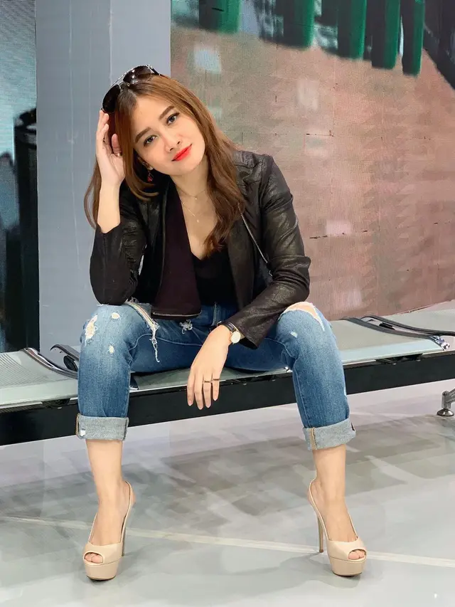 7 Potret Lyia Amelia dalam Busana Kasual Ini Menawan