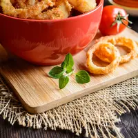 Ilustrasi onion rings/copyright shutterstock.com/NoirChocolate