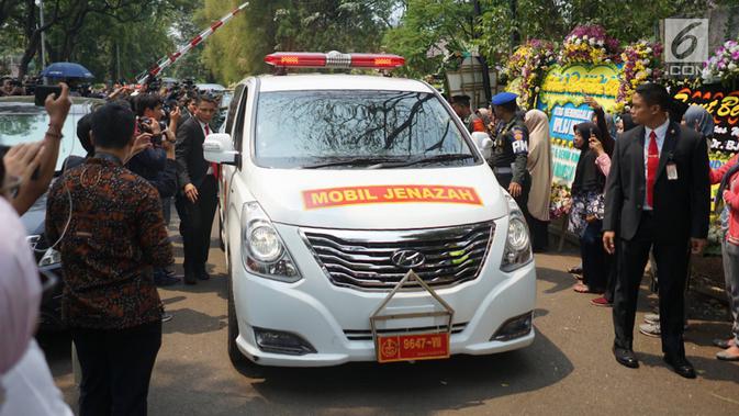 Mobil jenazah yang membawa Presiden ke-3 RI Bacharuddin Jusuf Habibie di Jalan Patra Kuningan XII/3, Jakarta, Kamis (12/9/2019). Jenazah BJ Habibie diberangkatkan ke Taman Makam Pahlawan Kalibata untuk dimakamkan. (Liputan6.com/Immanuel Antonius)