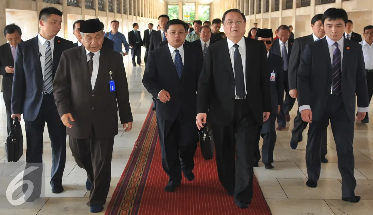 Ketua Majelis Permusyawaratan Tiongkok bersama rombongannya  mengunjungi masjid Istiqlal di Jakarta, Selasa (27/7).  Yu Zengsheng senang melakukan kunjungan ke Indonesia, kekagumannya terhadap toleransi antarumat beragama. (Liputan6.com/Herman Zakharia)